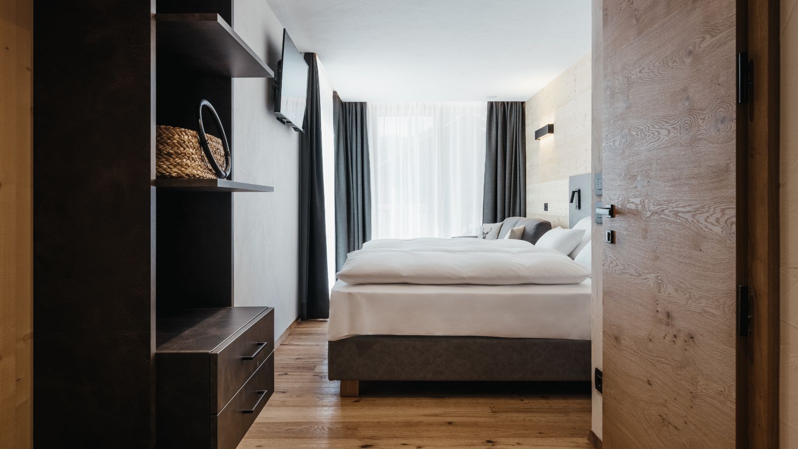 Luxury-Ski-Chalet-Alta-Badia-Chalet-Dolecir-Oxford-Ski-Bedroom (15).jpg