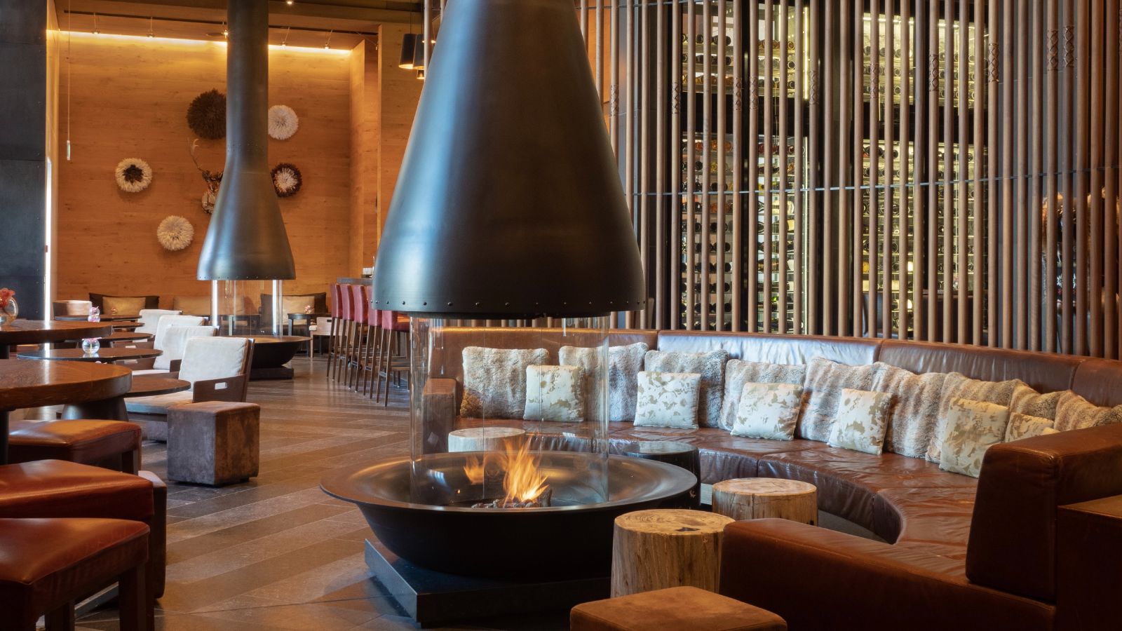 Luxury-Ski-Hotel-Andermatt-The-Chedi-Oxford-Ski-Bar.jpg
