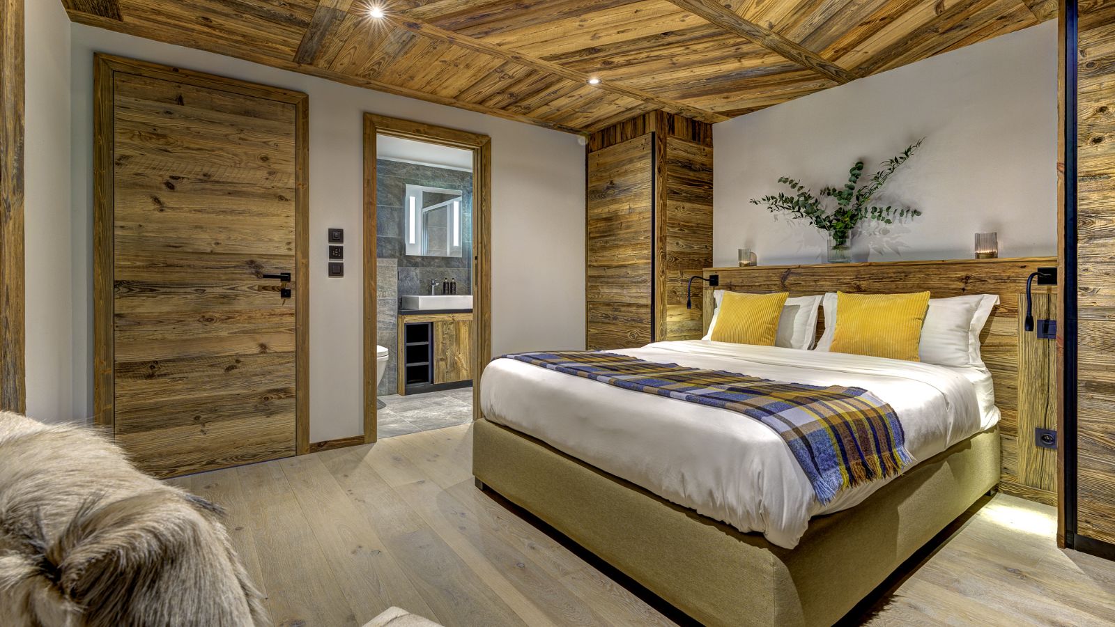 Luxury-ski-chalet-chamonix-Chalet des Droites-oxford-ski-Bedroom(1).jpg