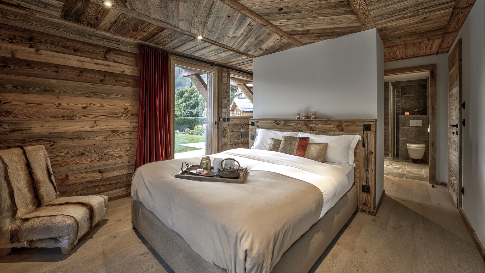 Luxury-ski-chalet-chamonix-Chalet des Droites-oxford-ski-Bedroom(2).jpg