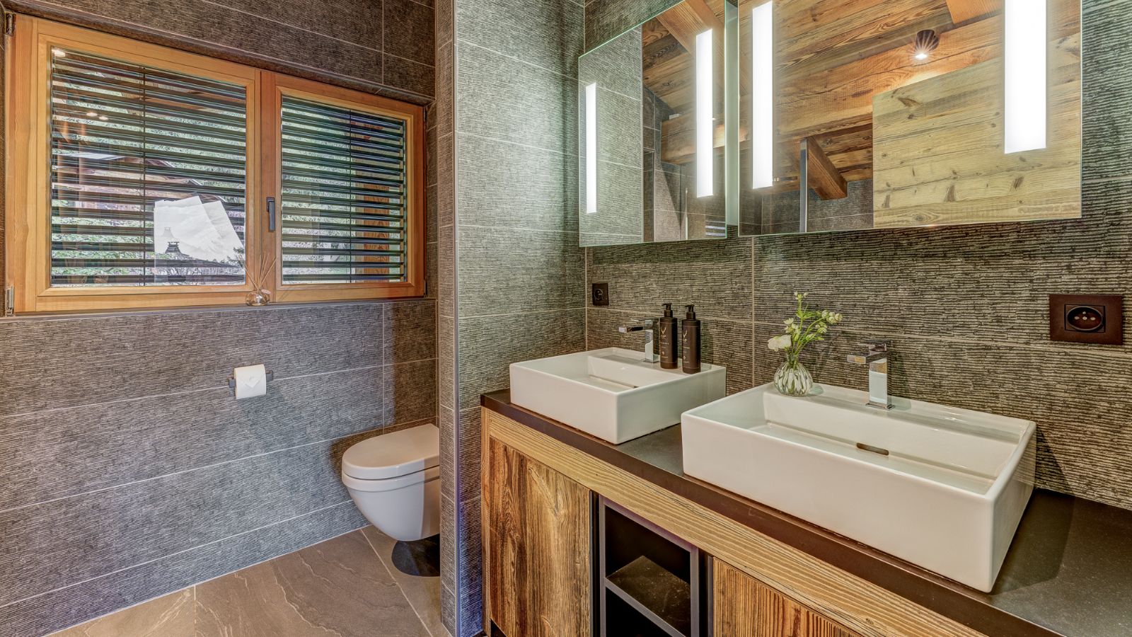 Luxury-ski-chalet-chamonix-Chalet des Droites-oxford-ski-Bedroom(3).jpg