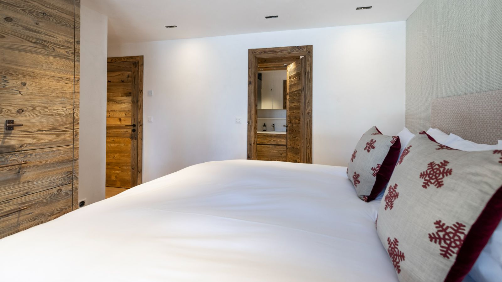 Luxury-Ski-Chalet-Verbier-Chalet-Munro-Oxford-Ski-Bedroom (1).jpg
