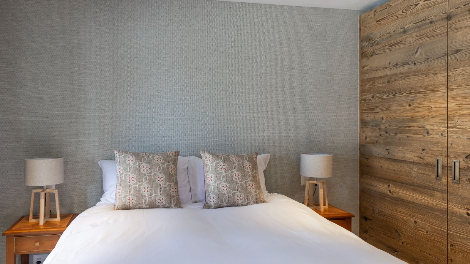 Luxury-Ski-Chalet-Verbier-Chalet-Munro-Oxford-Ski-Bedroom (11).jpg