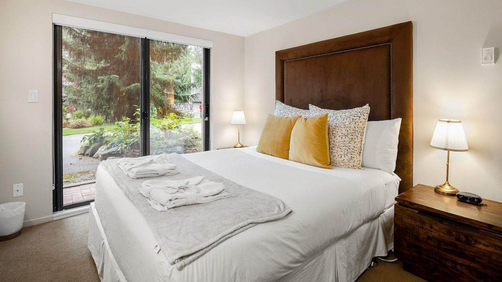 Luxury-ski-chalet-Whistler-Pinnacle Ridge 42-Oxford-Ski-Bedrooom(3).jpg