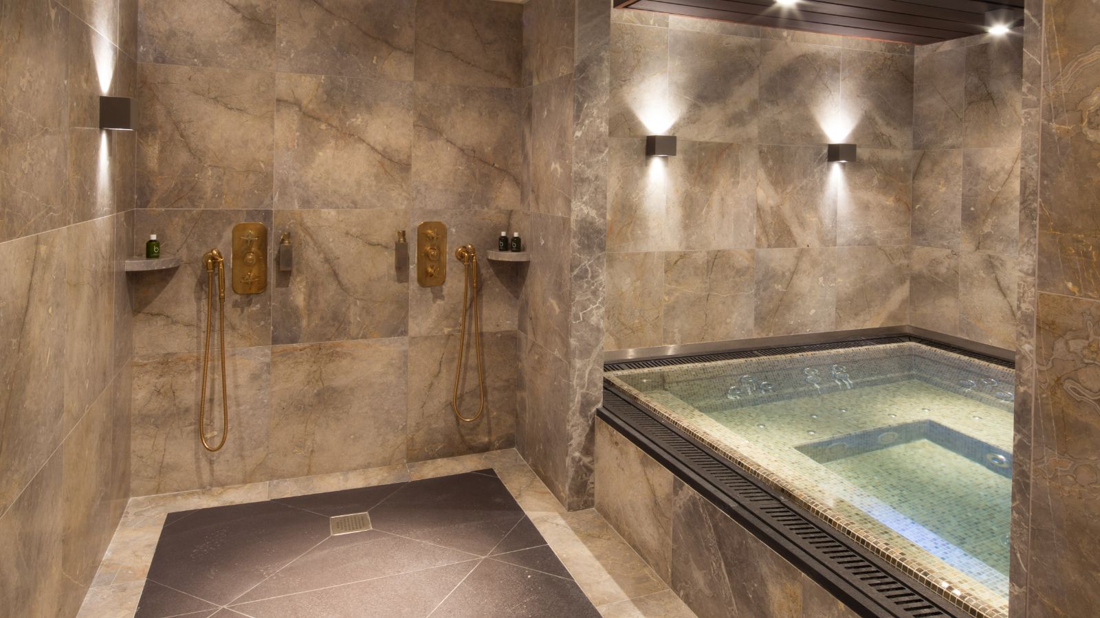 Luxury-ski-Hotel-Courchevel 1850-Alpensia-Oxford-Ski-Jacuzzi .jpg