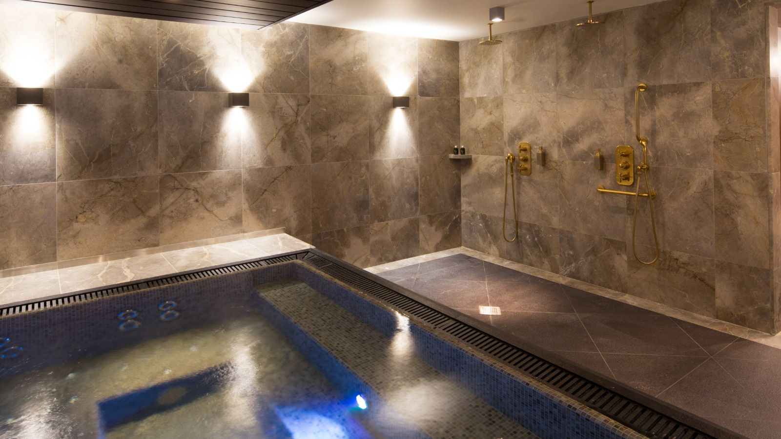 Luxury-ski-Hotel-Courchevel 1850-Amarante-Oxford-Ski-Jacuzzi .jpg
