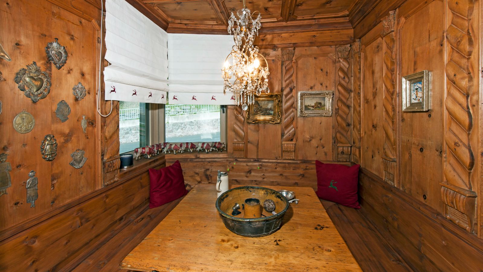 Luxury-ski-chalet-Kitzbuhel-Chalet Tiffany-Oxford-Ski-Sitting area.jpg
