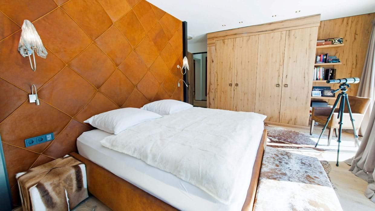 Luxury-ski-chalet-Kitzbuhel-Chalet Tiffany-Oxford-Ski-Bedroom(1).jpg