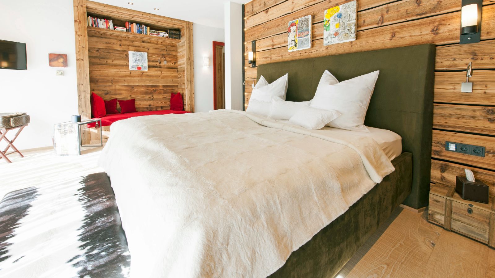 Luxury-ski-chalet-Kitzbuhel-Chalet Tiffany-Oxford-Ski-Bedroom(2).jpg