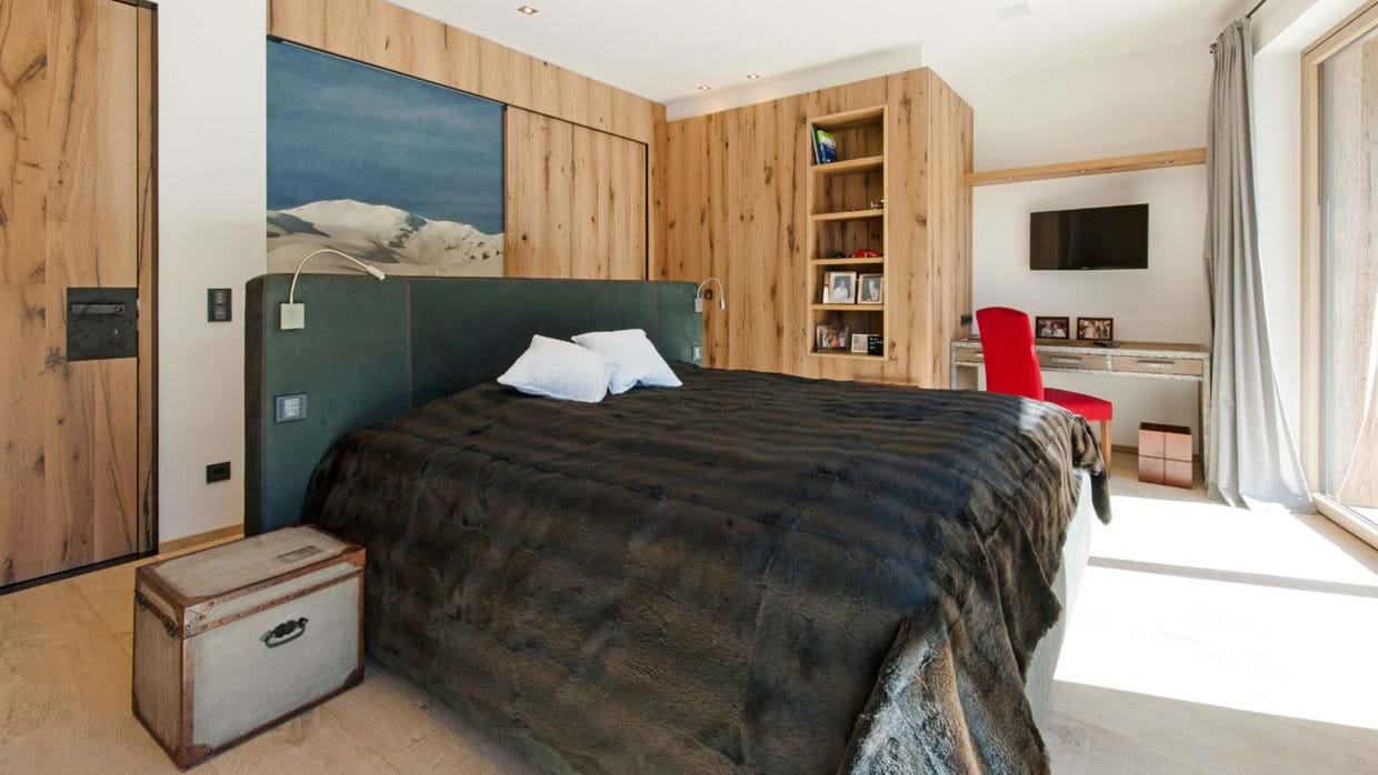 Luxury-ski-chalet-Kitzbuhel-Chalet Tiffany-Oxford-Ski-Bedroom(3).jpg