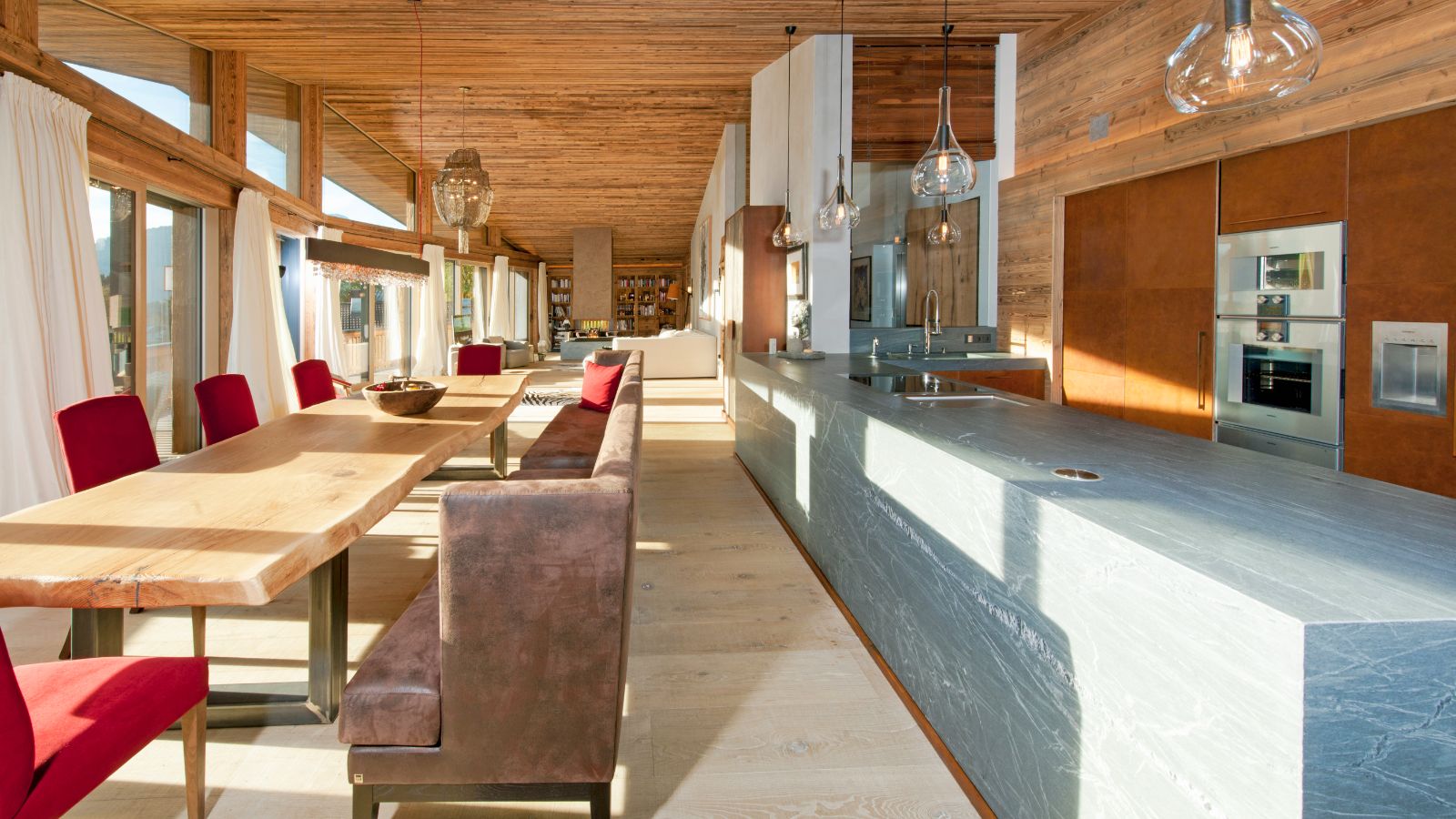 Luxury-ski-chalet-Kitzbuhel-Chalet Tiffany-Oxford-Ski-Dinning table.jpg