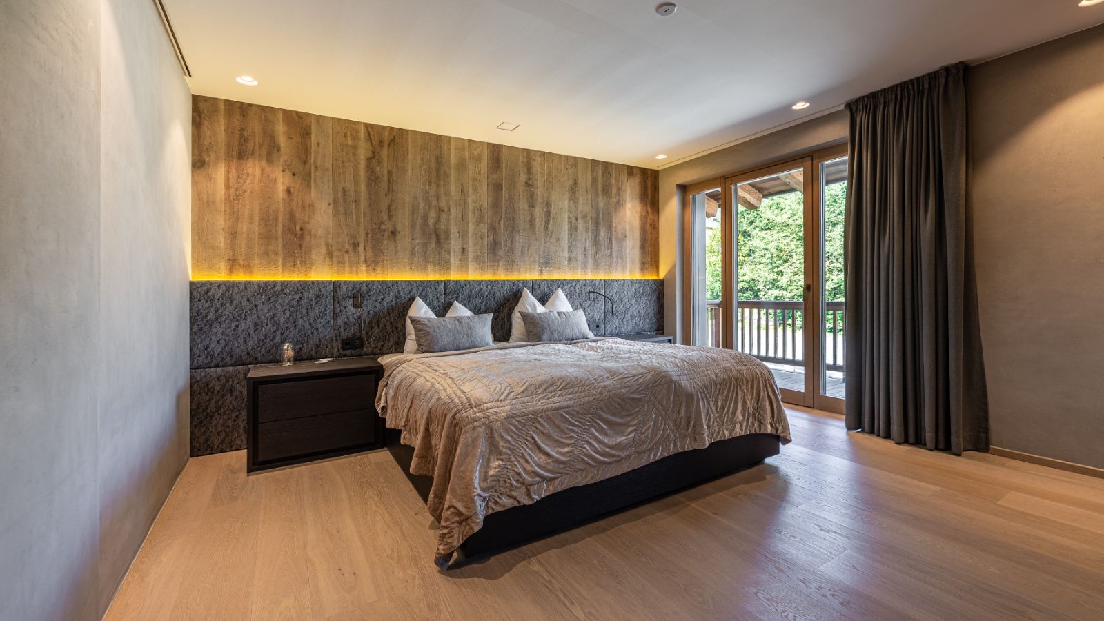 Luxury-ski-chalet-Kitzbuhel-Penthouse Grand-Oxford-Ski-Bedroom(3).jpg