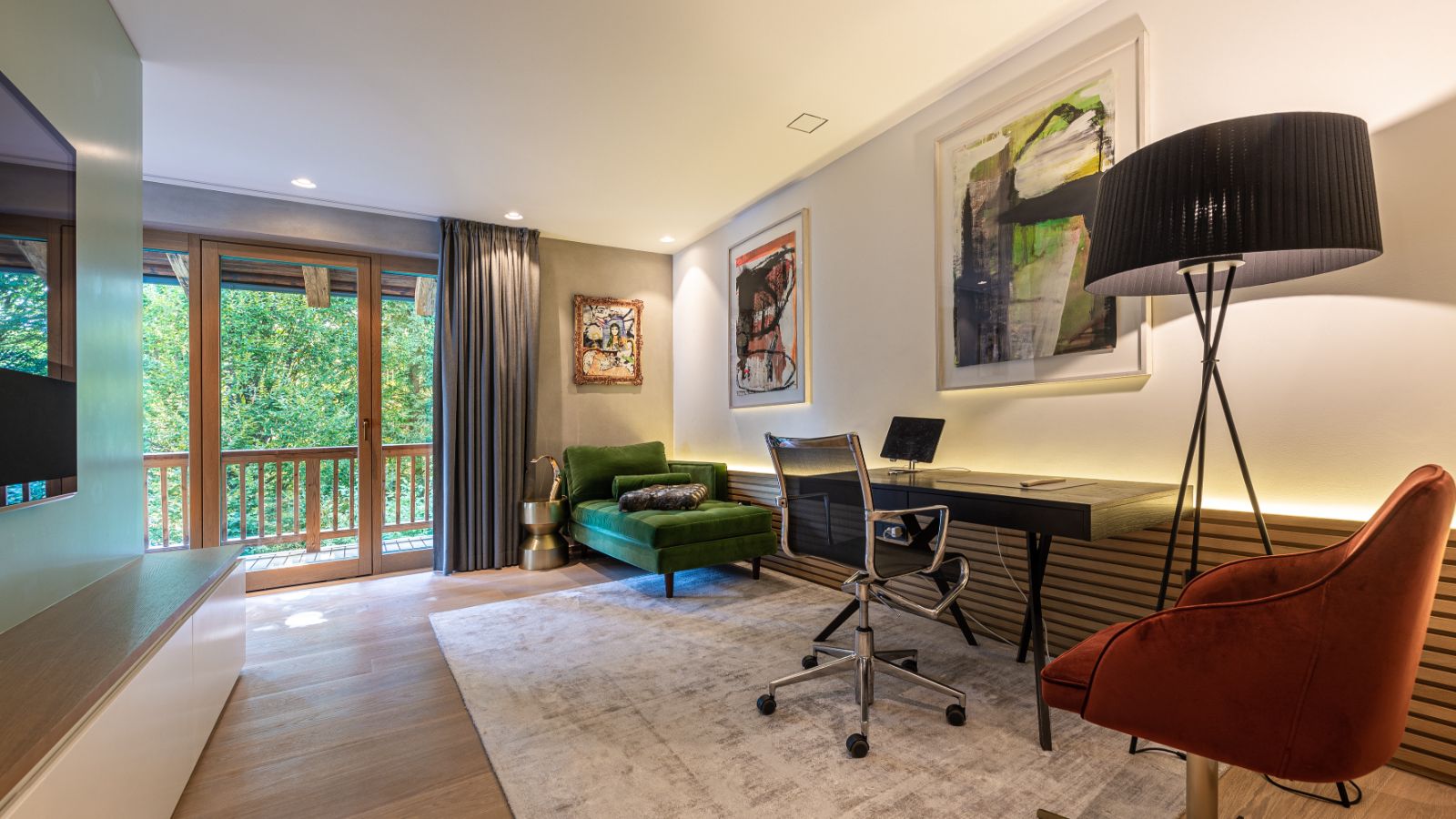 Luxury-ski-chalet-Kitzbuhel-Penthouse Grand-Oxford-Ski-Desk.jpg