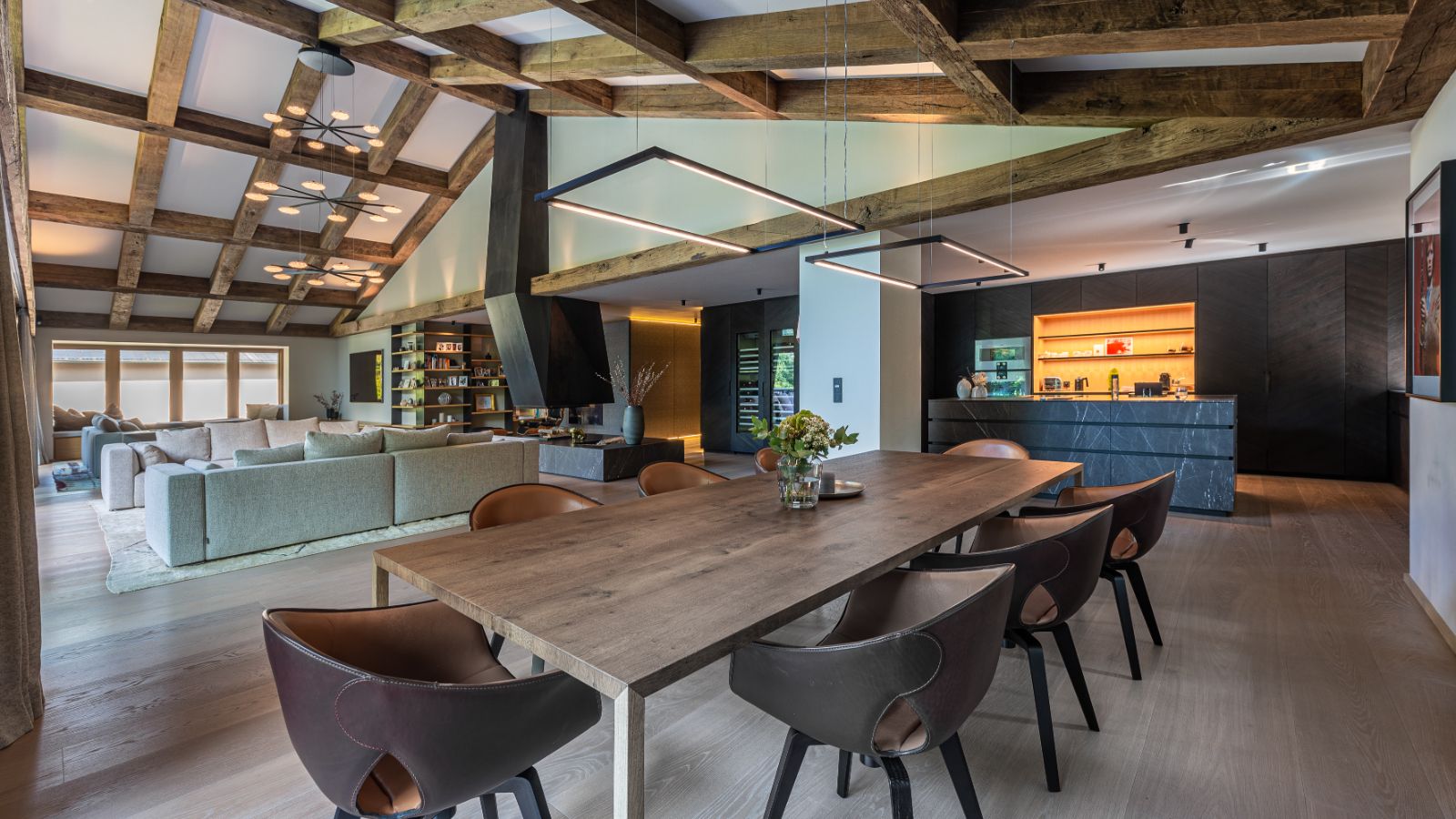 Luxury-ski-chalet-Kitzbuhel-Penthouse Grand-Oxford-Ski-Dinning table.jpg