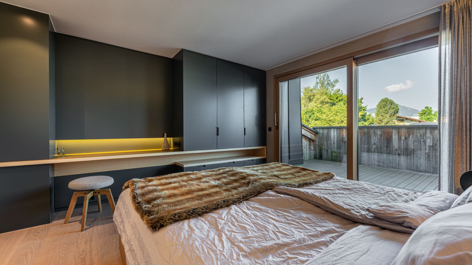 Luxury-ski-chalet-Kitzbuhel-Penthouse Grand-Oxford-Ski-Bedroom(1).jpg