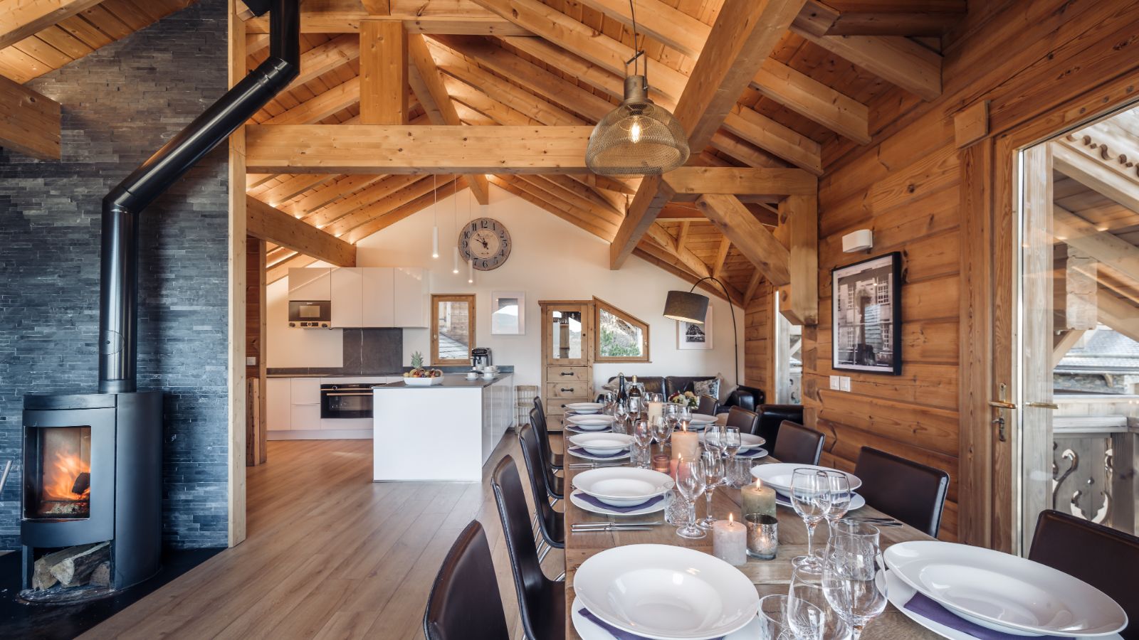 Luxury-ski-chalet-latania-sophie-oxford-ski-dining.jpg