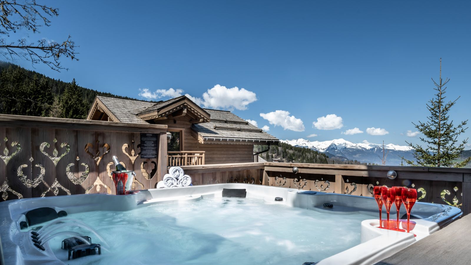 Luxury-ski-chalet-latania-sophie-oxford-ski-hottub.jpg