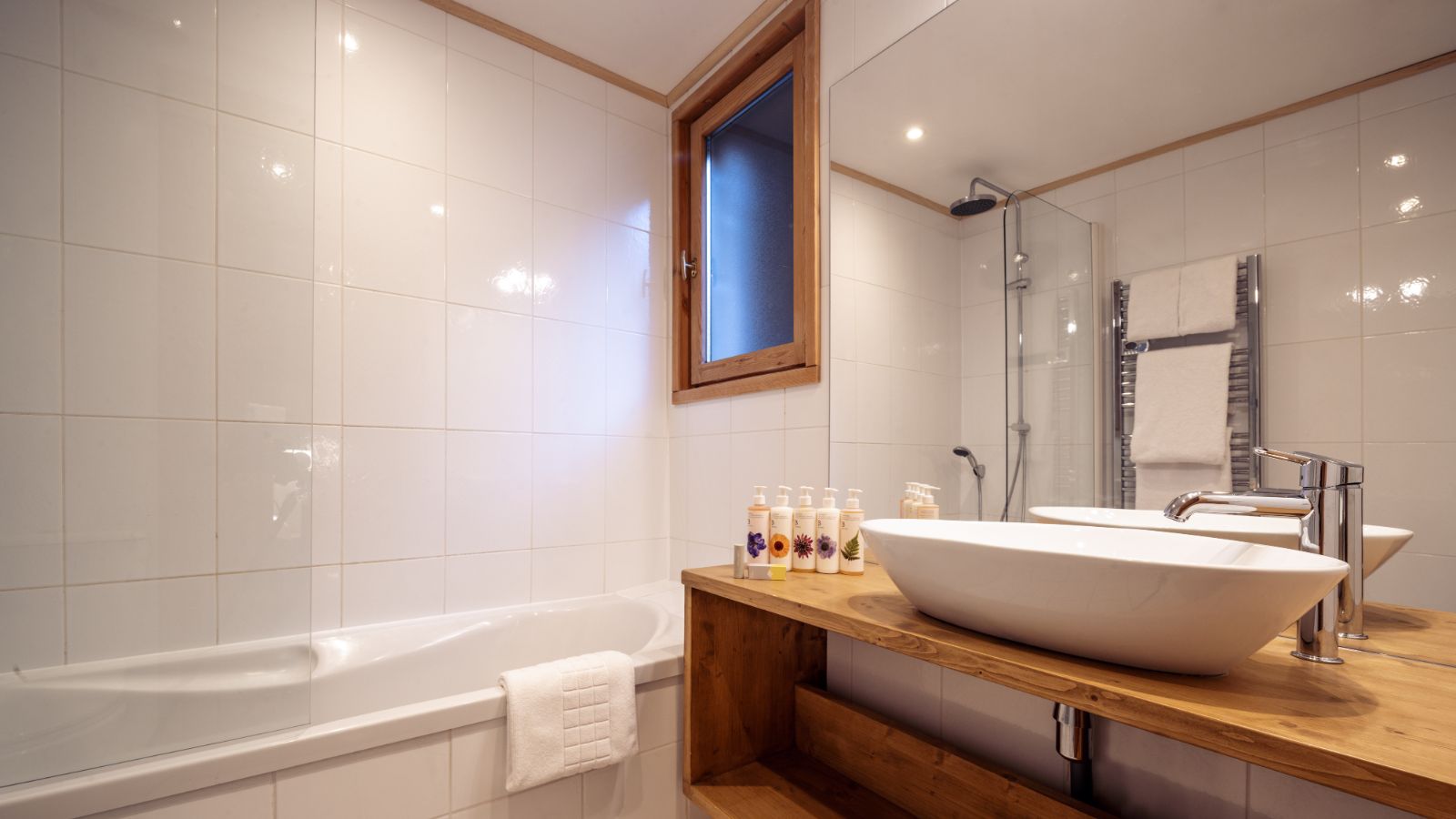 Luxury-ski-chalet-latania-sophie-oxford-ski-bathroom.jpg