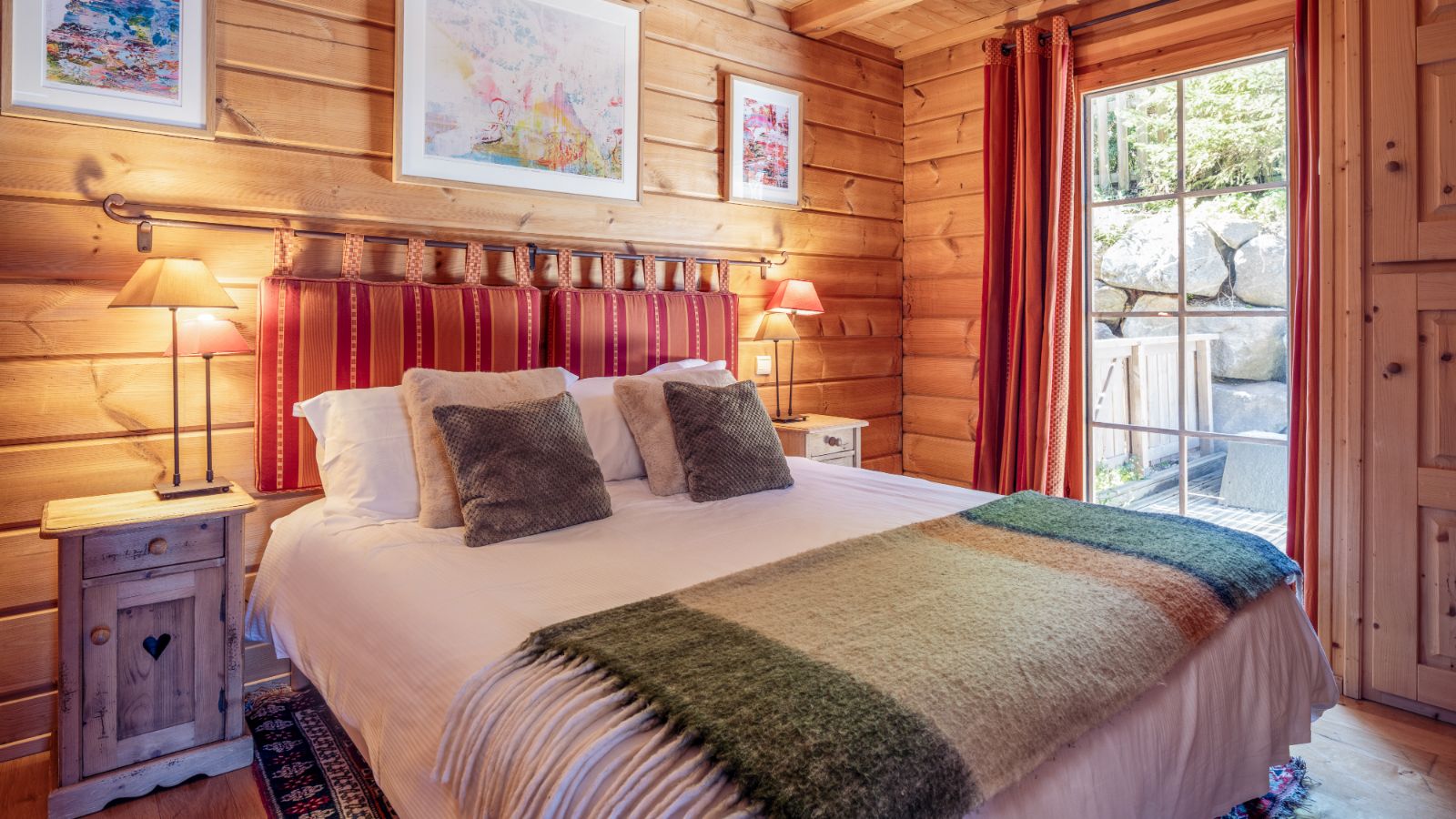 Luxury-ski-chalet-rachel-oxford-ski-bedroom.jpg