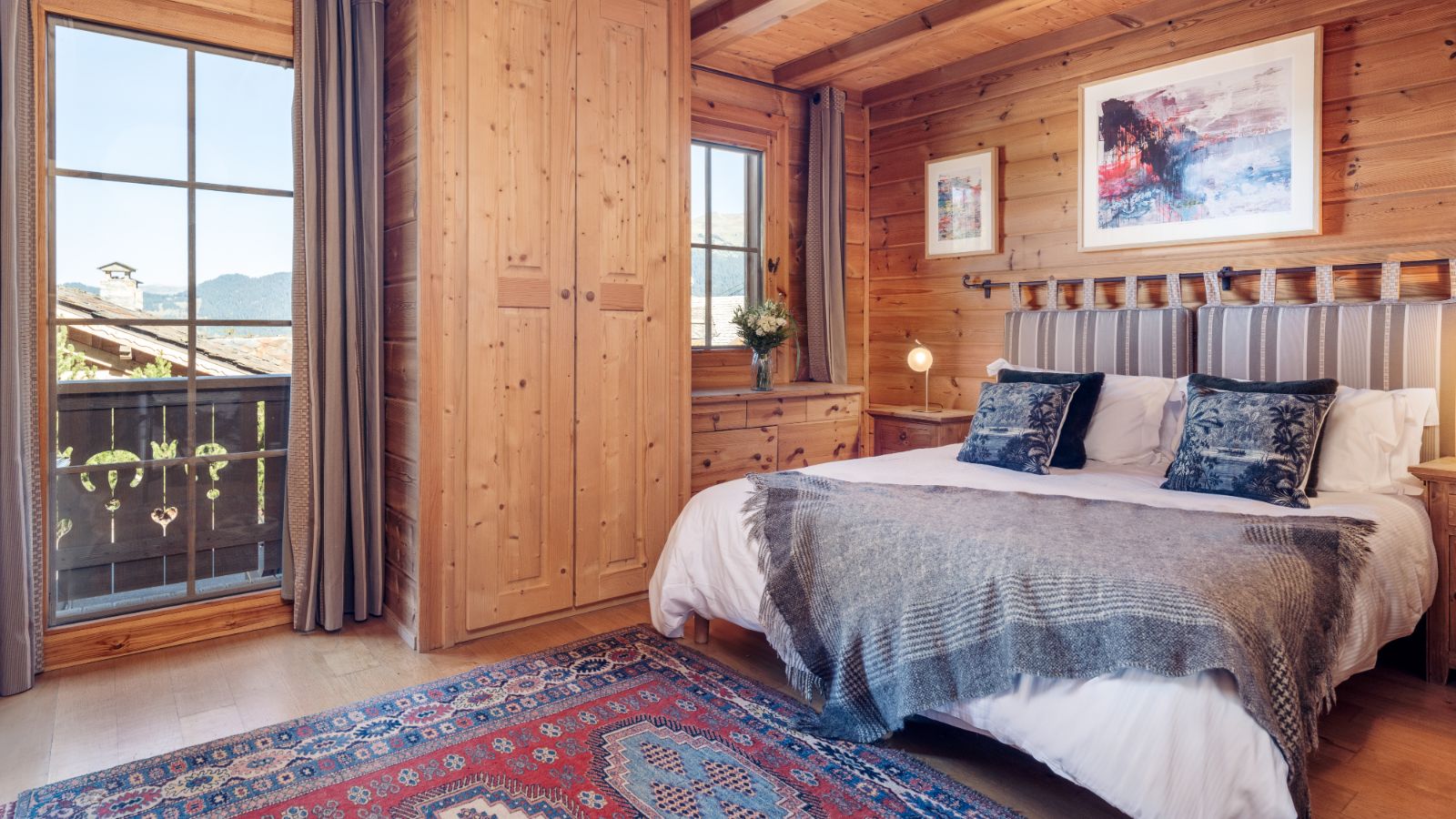 Luxury-ski-chalet-rachel-oxford-ski-bedroom1.jpg