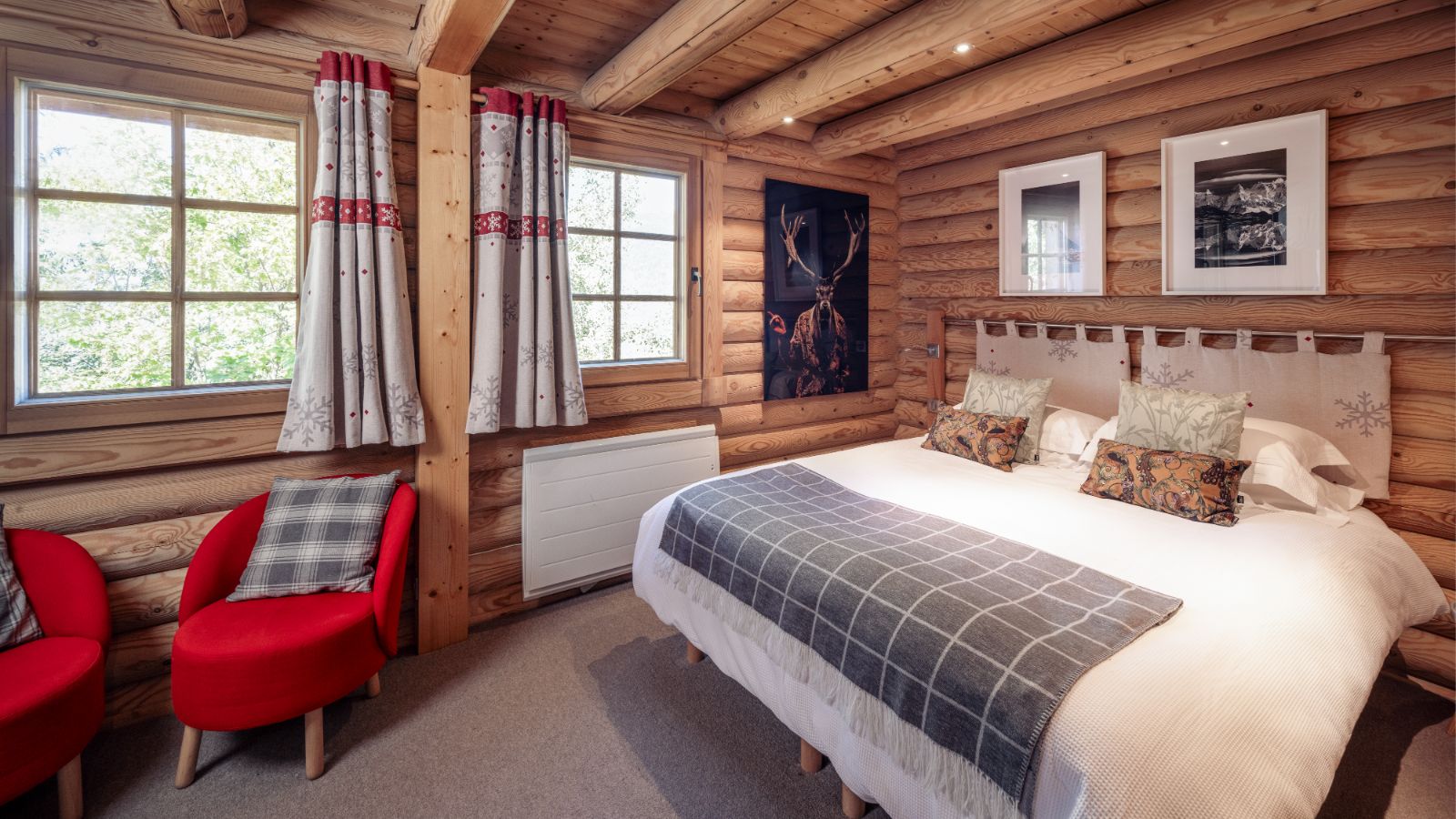 Luxury-ski-chalet-latania-ecritoire-oxford-ski-bedroom.jpg