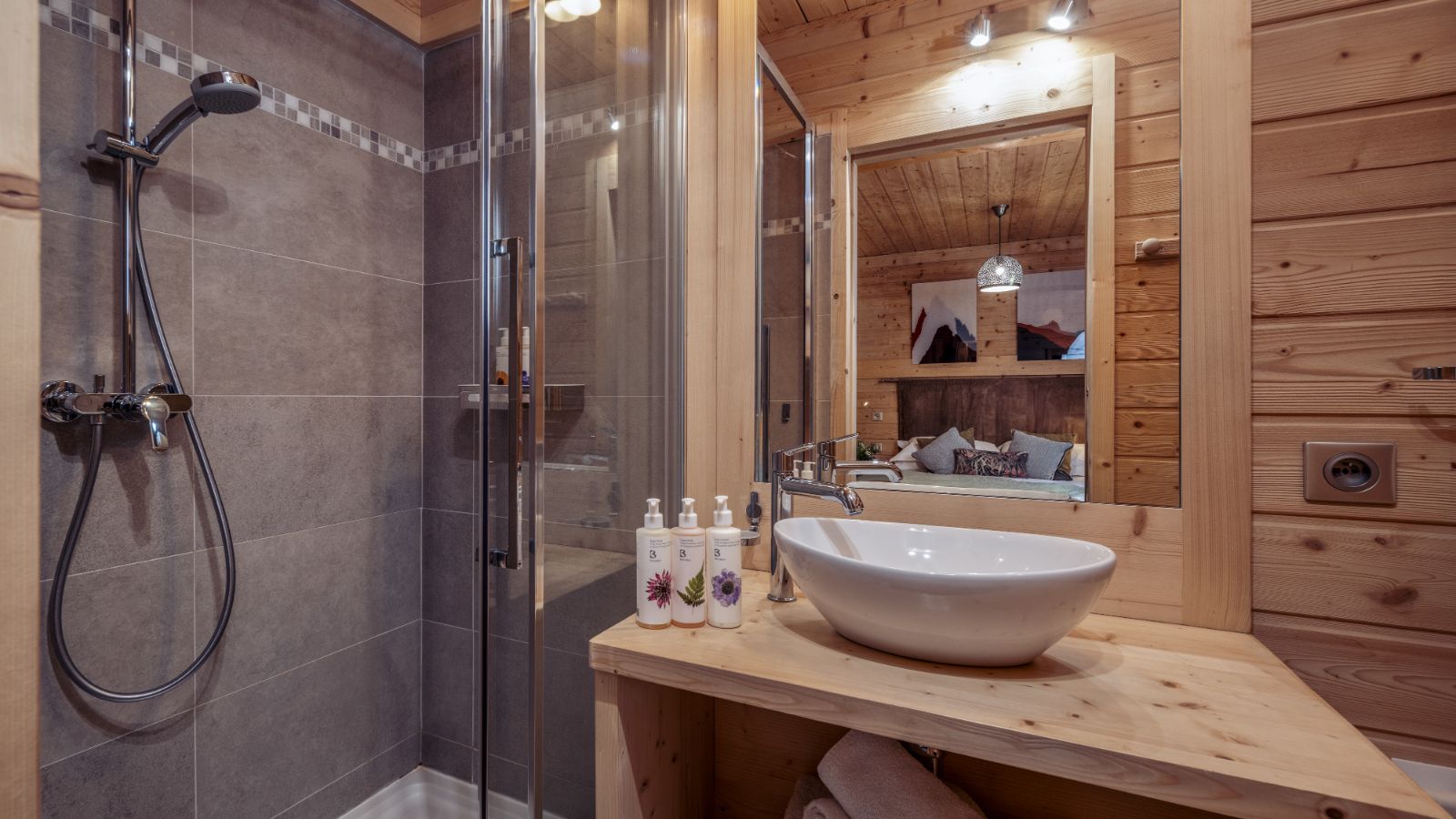 Luxury-ski-chalet-latania-ecritoire-oxford-ski-bathroom1.jpg