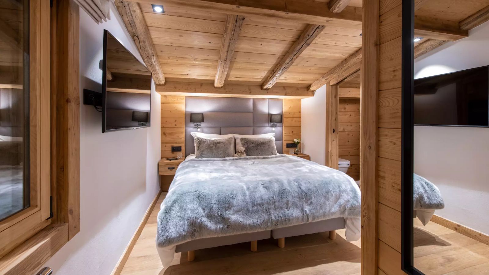 Luxury-Ski-Chalet-Megeve-Chalet-Eleven-Oxford-Ski-Bedroom (7).jpg