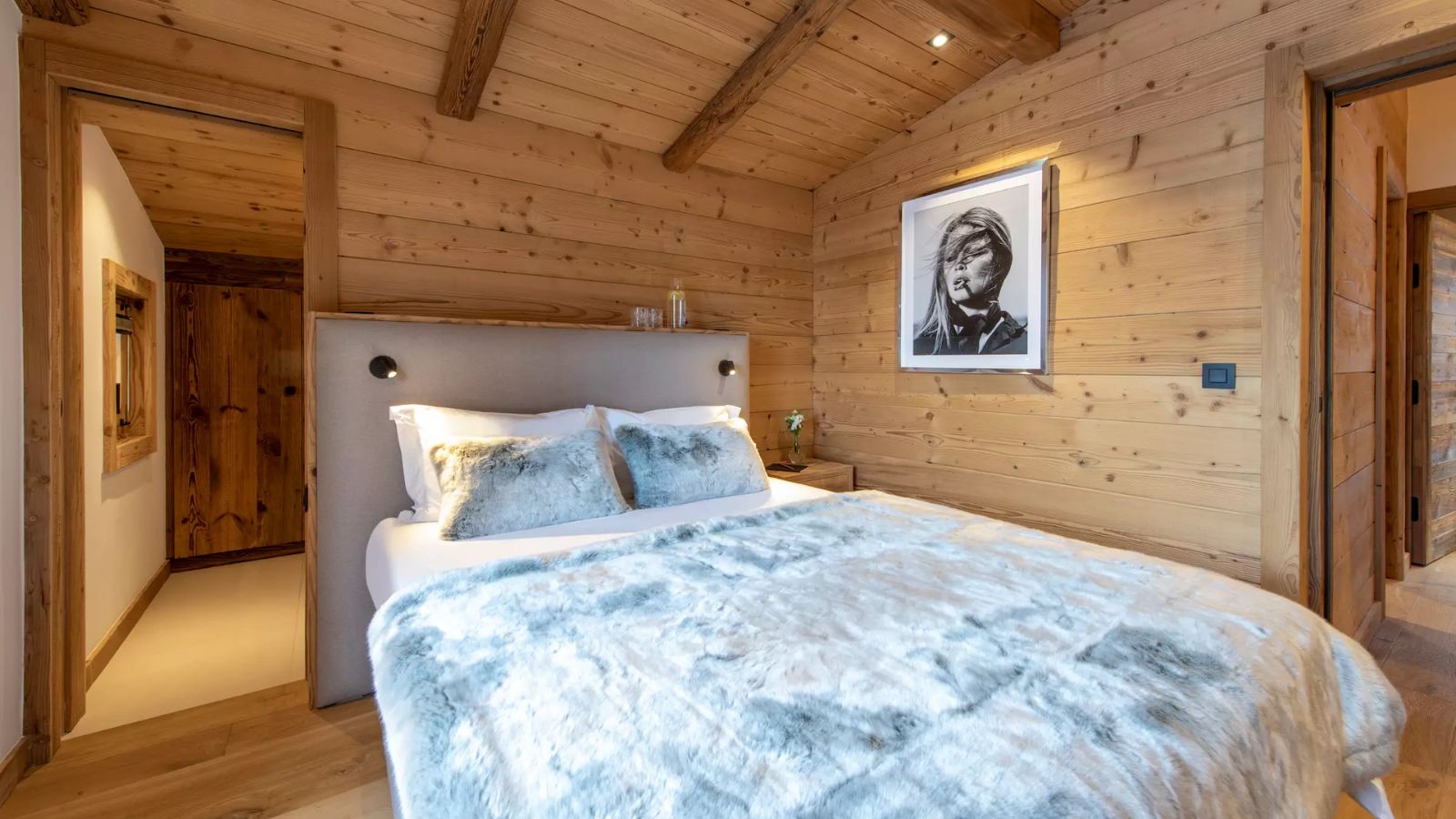 Luxury-Ski-Chalet-Megeve-Chalet-Eleven-Oxford-Ski-Bedroom (9).jpg