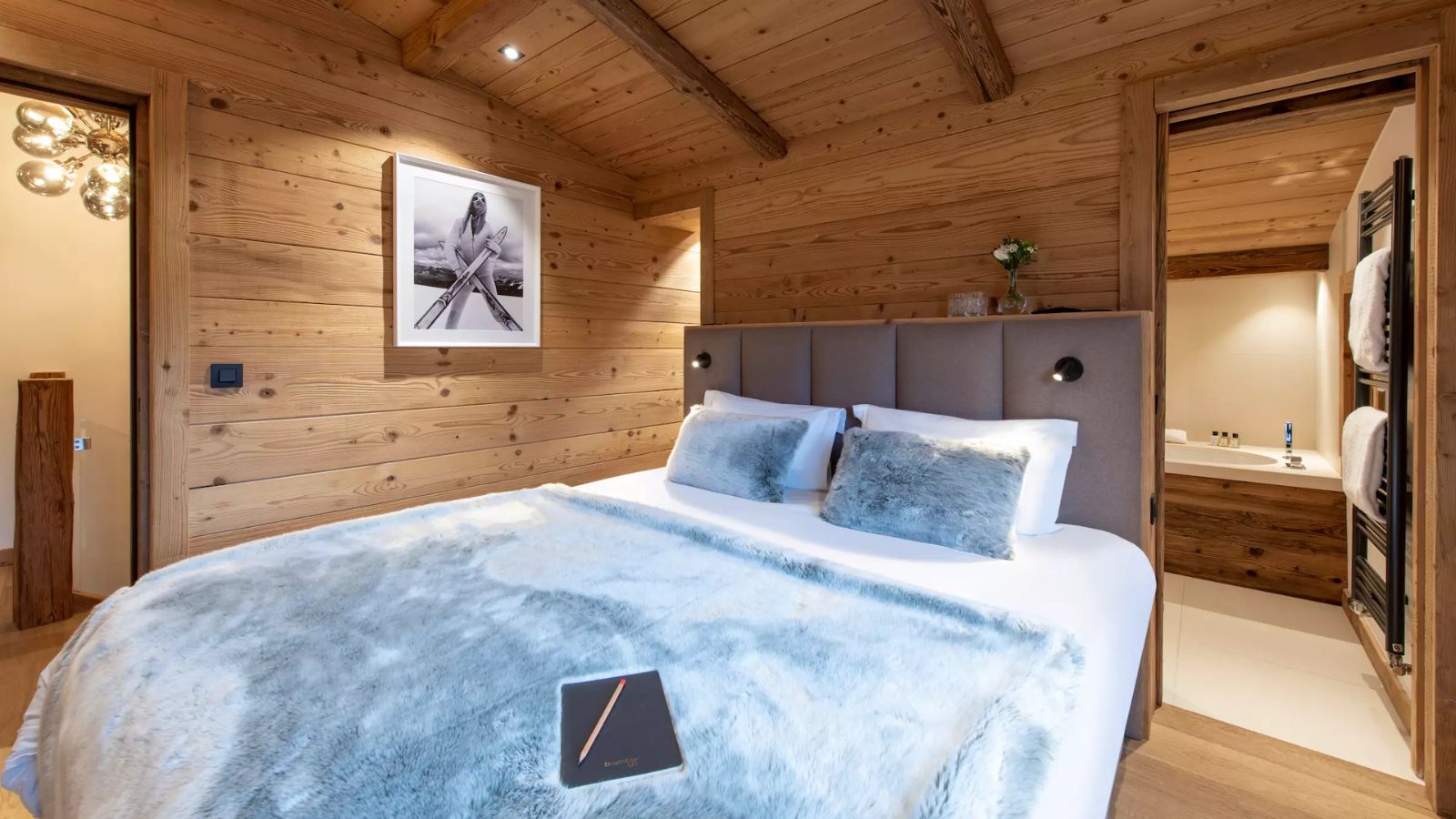 Luxury-Ski-Chalet-Megeve-Chalet-Eleven-Oxford-Ski-Bedroom (10).jpg