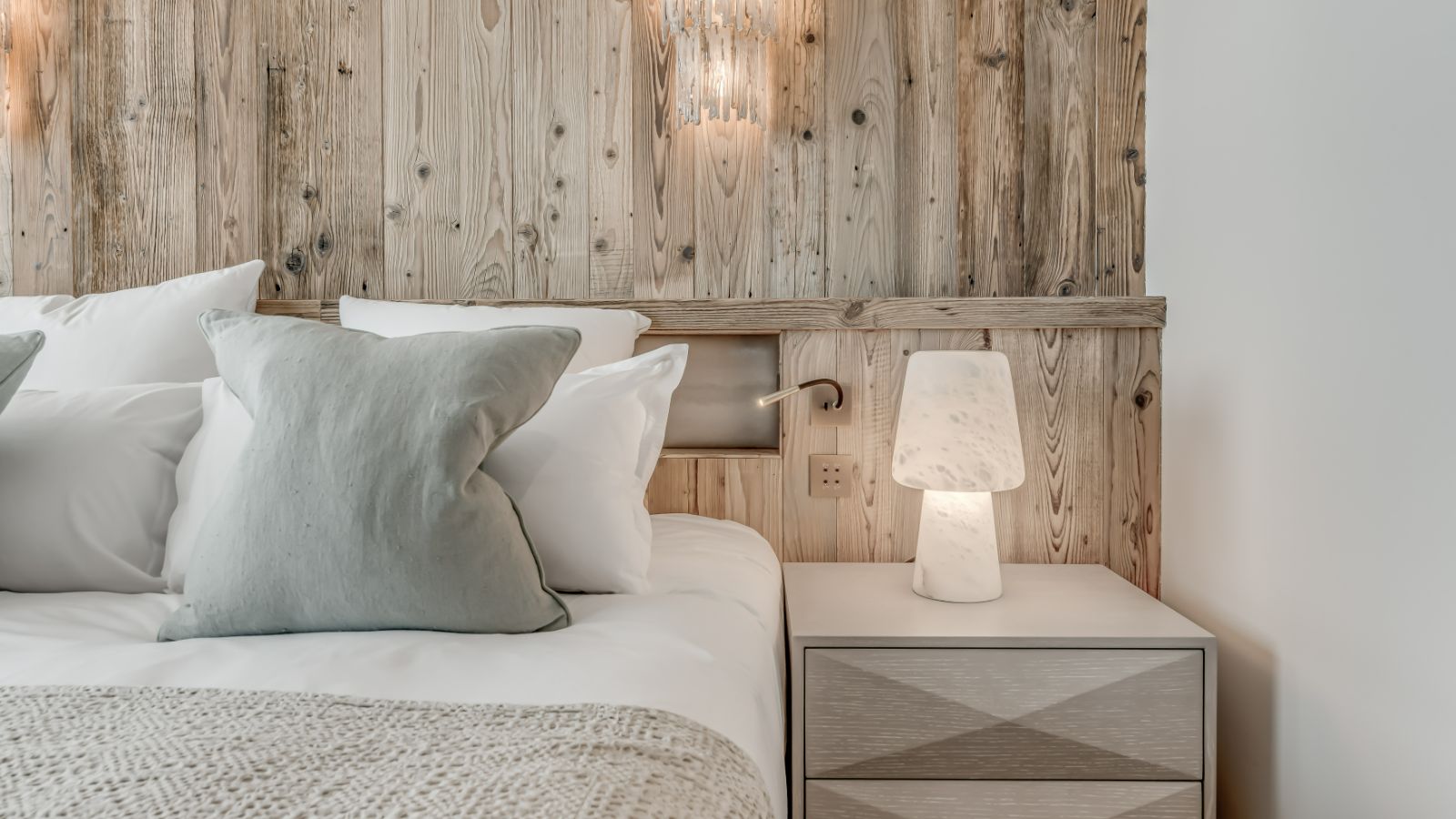 Luxury-ski-chalet-Courchevel1850-PenthouseB-oxford-ski-bedroom 1a.jpg