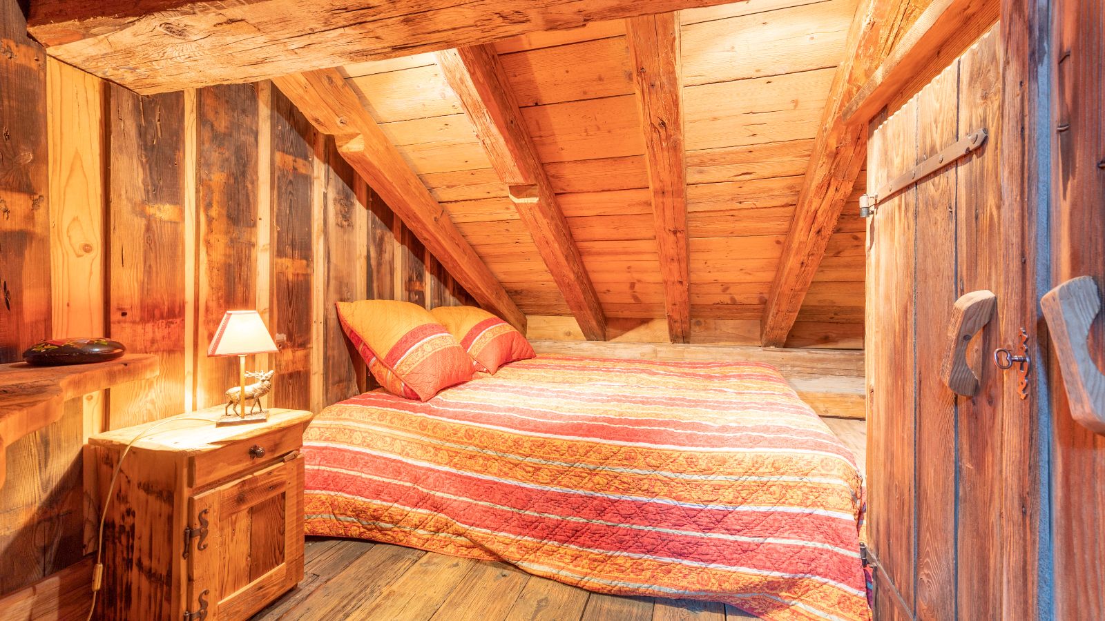 Luxury-Ski-Chalet-Meribel-Chalet-Drukha-Oxford-Ski-Bedroom (2).jpg