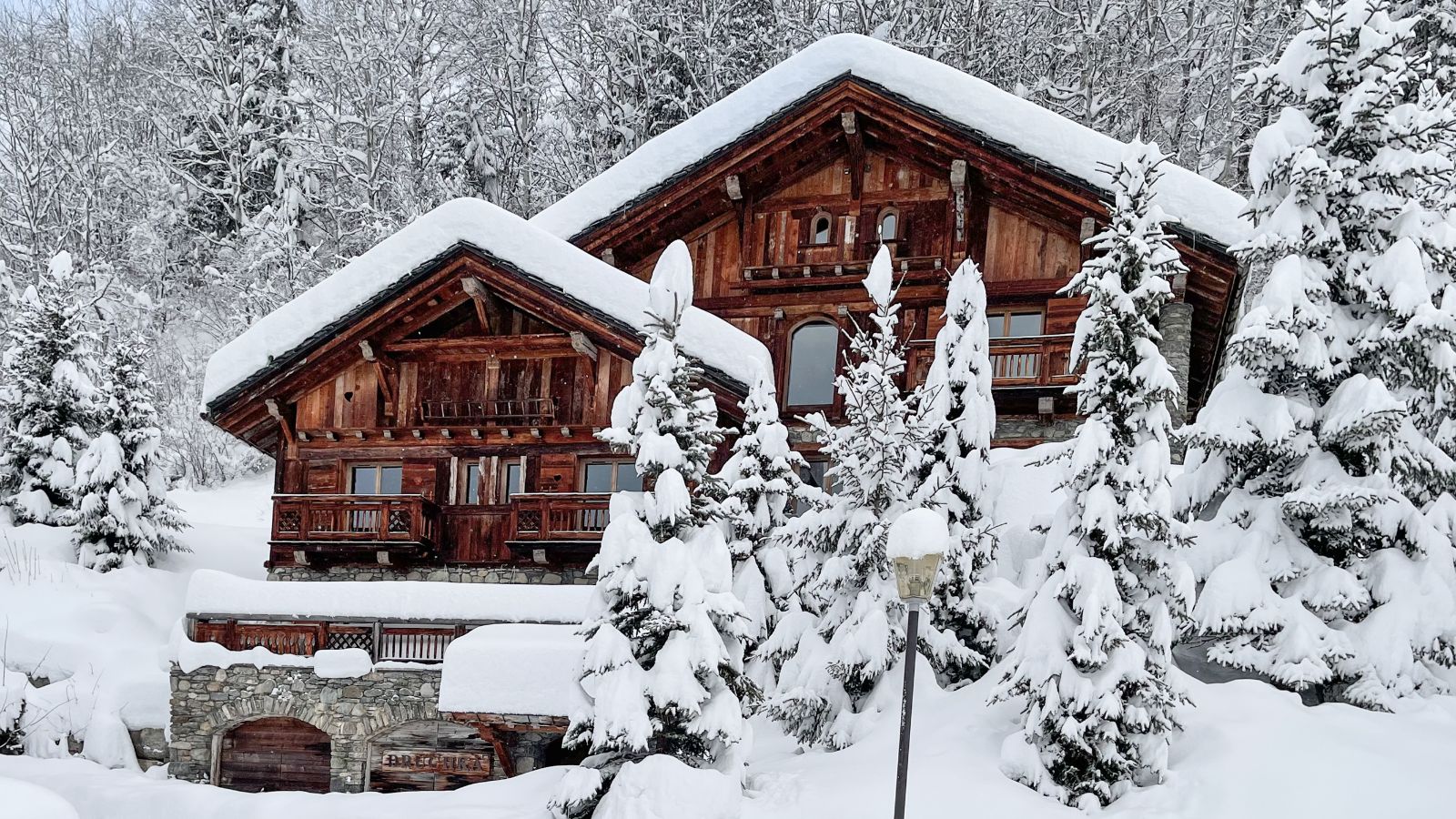 Luxury-Ski-Chalet-Meribel-Chalet-Drukha-Oxford-Ski-Exterior.jpg