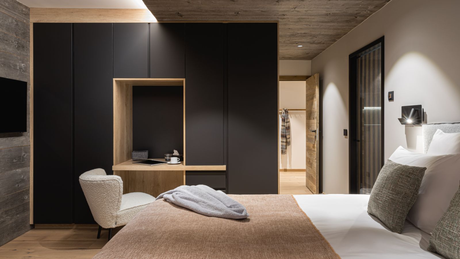 Luxury-Ski-Chalet-Courchevel-Kandahar-Oxford-Ski-Bedroom (34).jpg