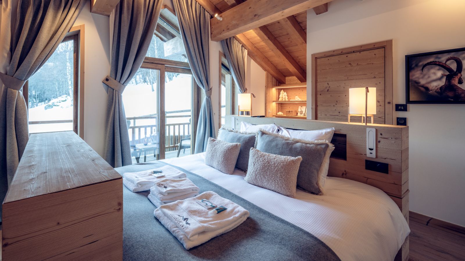 Luxury-Ski-Chalet-Meribel-Chalet-Harmony-Oxford-Ski-Bedroom (11).jpg