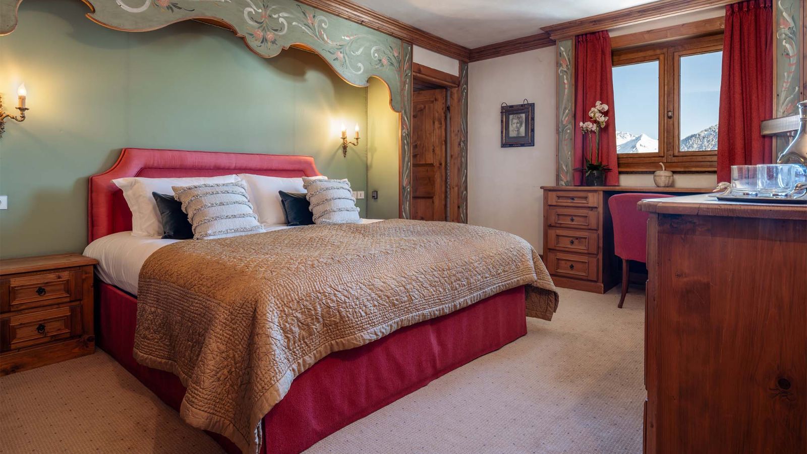 Luxury-Ski-Chalet-Courchevel-Chalet-Margaux-Oxford-Ski-Bedroom (1).jpg