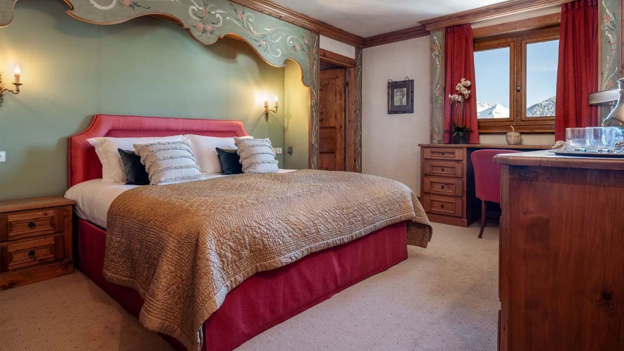 Luxury-Ski-Chalet-Courchevel-Chalet-Margaux-Oxford-Ski-Bedroom (1).jpg