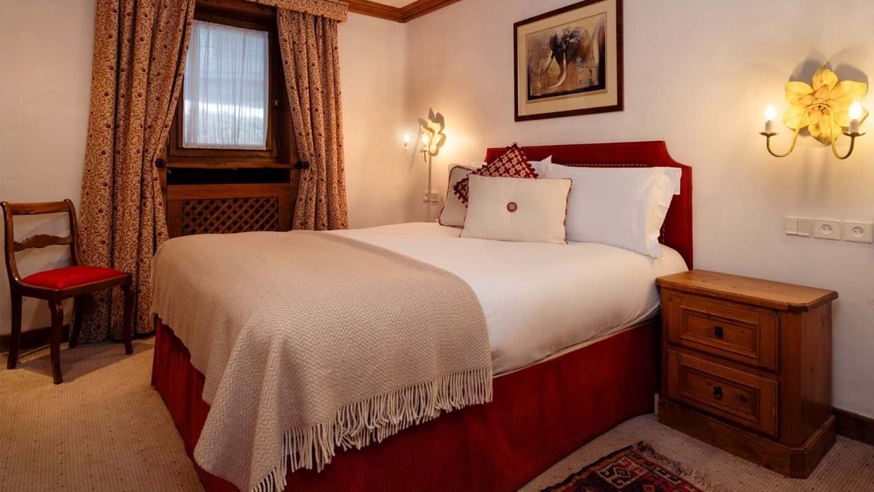 Luxury-Ski-Chalet-Courchevel-Chalet-Margaux-Oxford-Ski-Bedroom (5).jpg