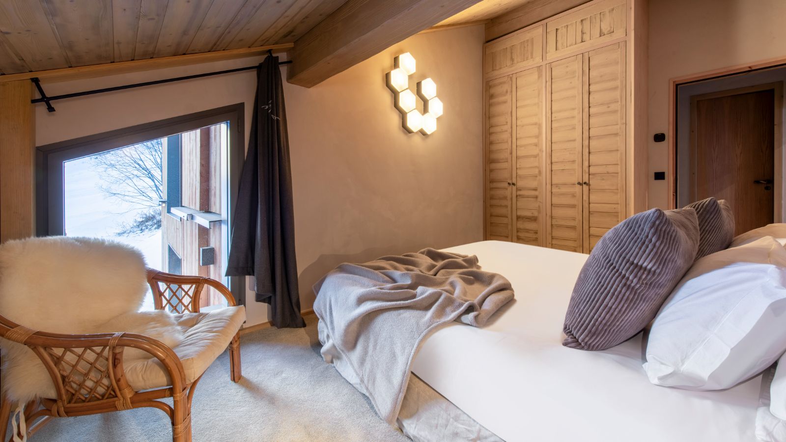 Luxury-Ski-Chalet-Val-d-Isere-Chalet-Kitsune-Oxford-Ski-Bedroom (17).jpg