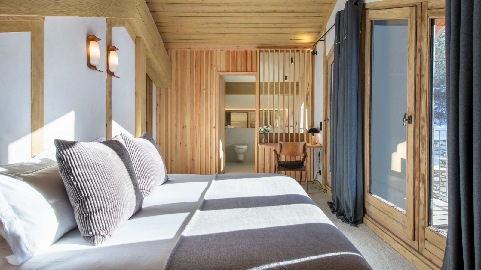 Luxury-Ski-Chalet-Val-d-Isere-Chalet-Kitsune-Oxford-Ski-Bedroom (21).jpg