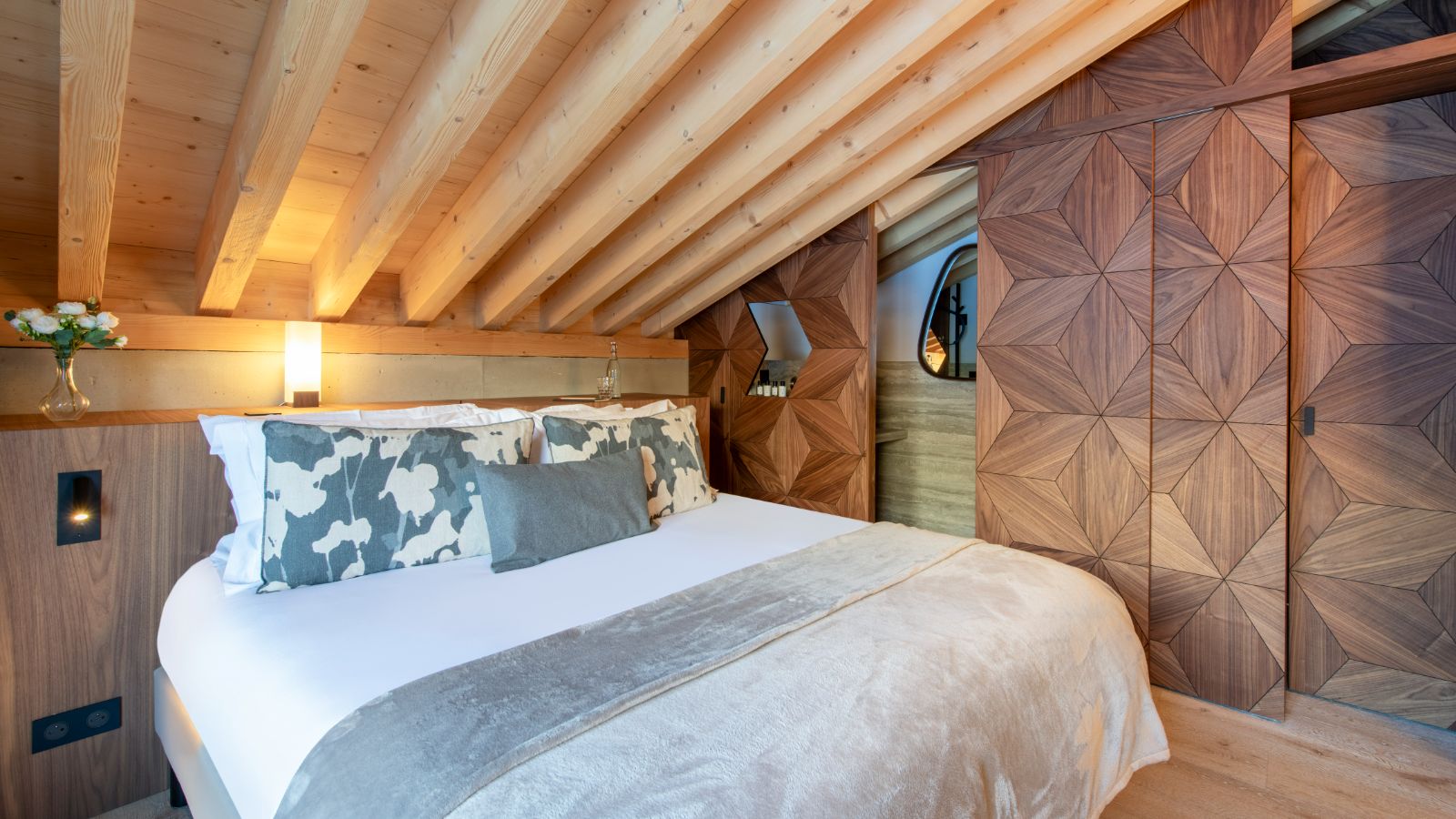 Luxury-Ski-Chalet-Val-d-Isere-Chalet-Kitsune-Oxford-Ski-Bedroom (26).jpg