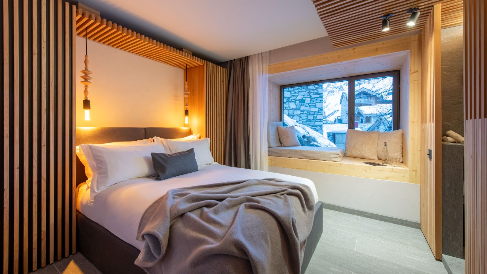 Luxury-Ski-Chalet-Val-d-Isere-Chalet-Kitsune-Oxford-Ski-Bedroom (27).jpg