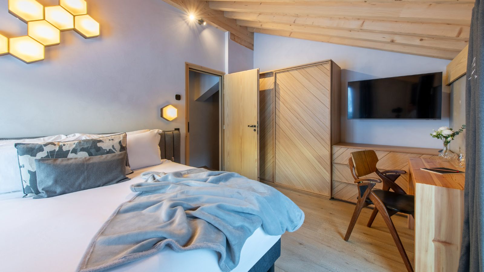 Luxury-Ski-Chalet-Val-d-Isere-Chalet-Kitsune-Oxford-Ski-Bedroom (34).jpg