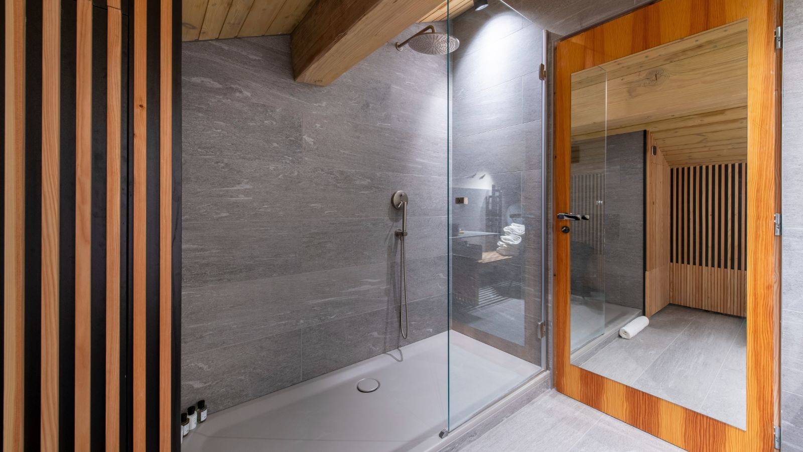 Luxury-Ski-Chalet-Val-d-Isere-Chalet-Kitsune-Oxford-Ski-Bathroom2.jpg