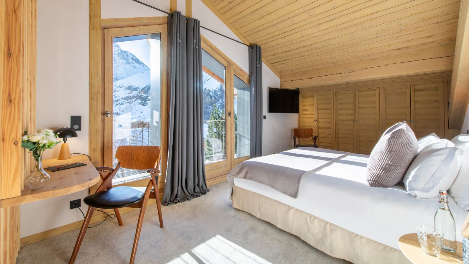 Luxury-Ski-Chalet-Val-d-Isere-Chalet-Kitsune-Oxford-Ski-Bedroom (16).jpg