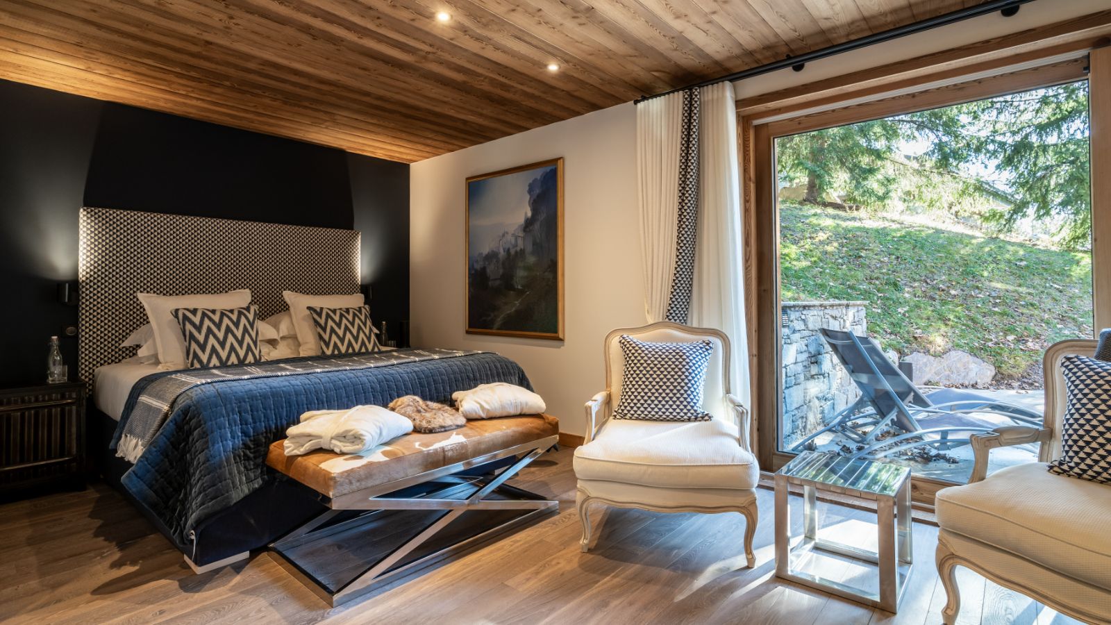 Luxury-Ski-Chalet-Meribel-Chalet-Berlioz-Oxford-Ski-Bedroom (5).jpg