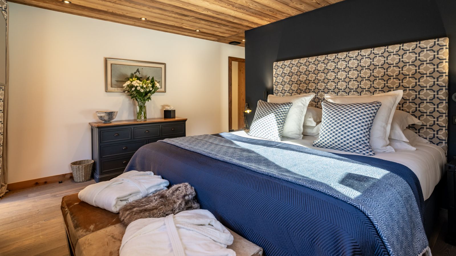 Luxury-Ski-Chalet-Meribel-Chalet-Berlioz-Oxford-Ski-Bedroom (9).jpg