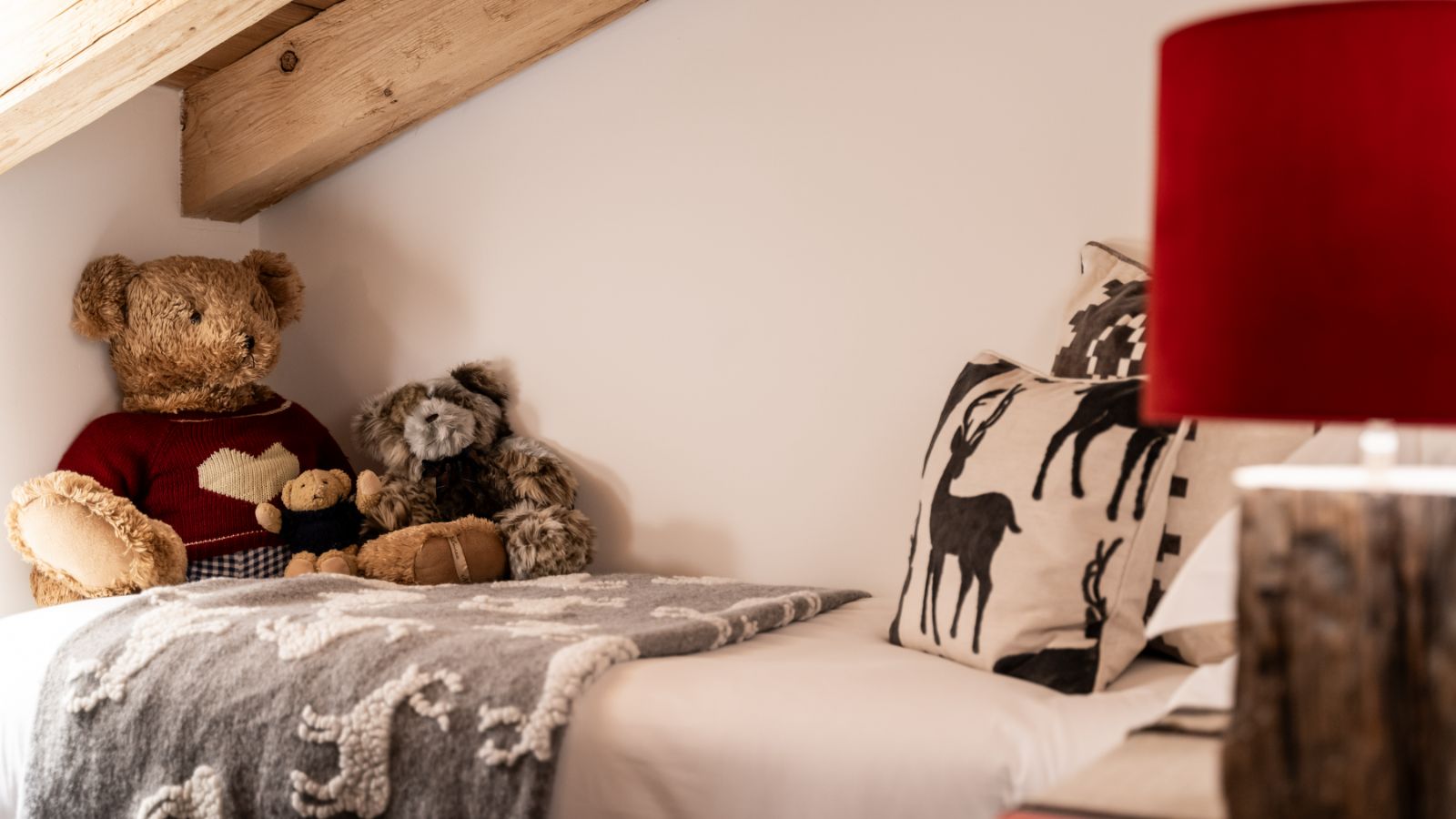 Luxury-Ski-Chalet-Meribel-Chalet-Berlioz-Oxford-Ski-Bedroom (15).jpg