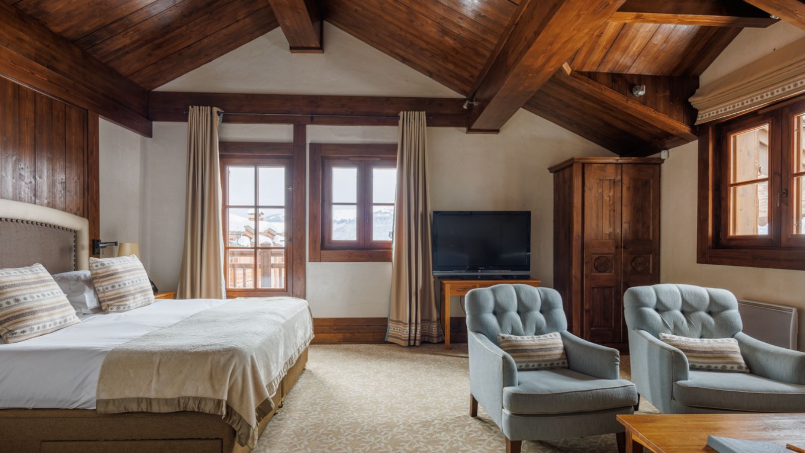 Luxury-Ski-Hotel-Courchevel-1650-Portetta-Hotel-Oxford-Ski-Large-Family-Room.jpg