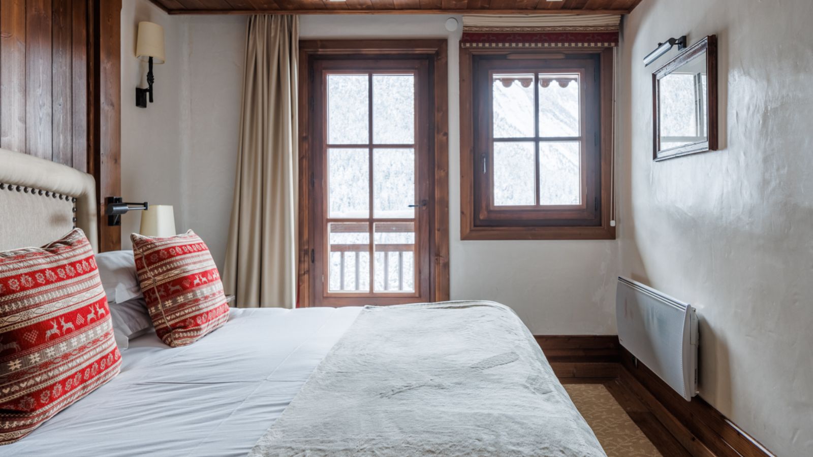 Luxury-Ski-Hotel-Courcehevel-1650-Portetta-Loft-I-Oxford-Ski-Bedroom2.jpg