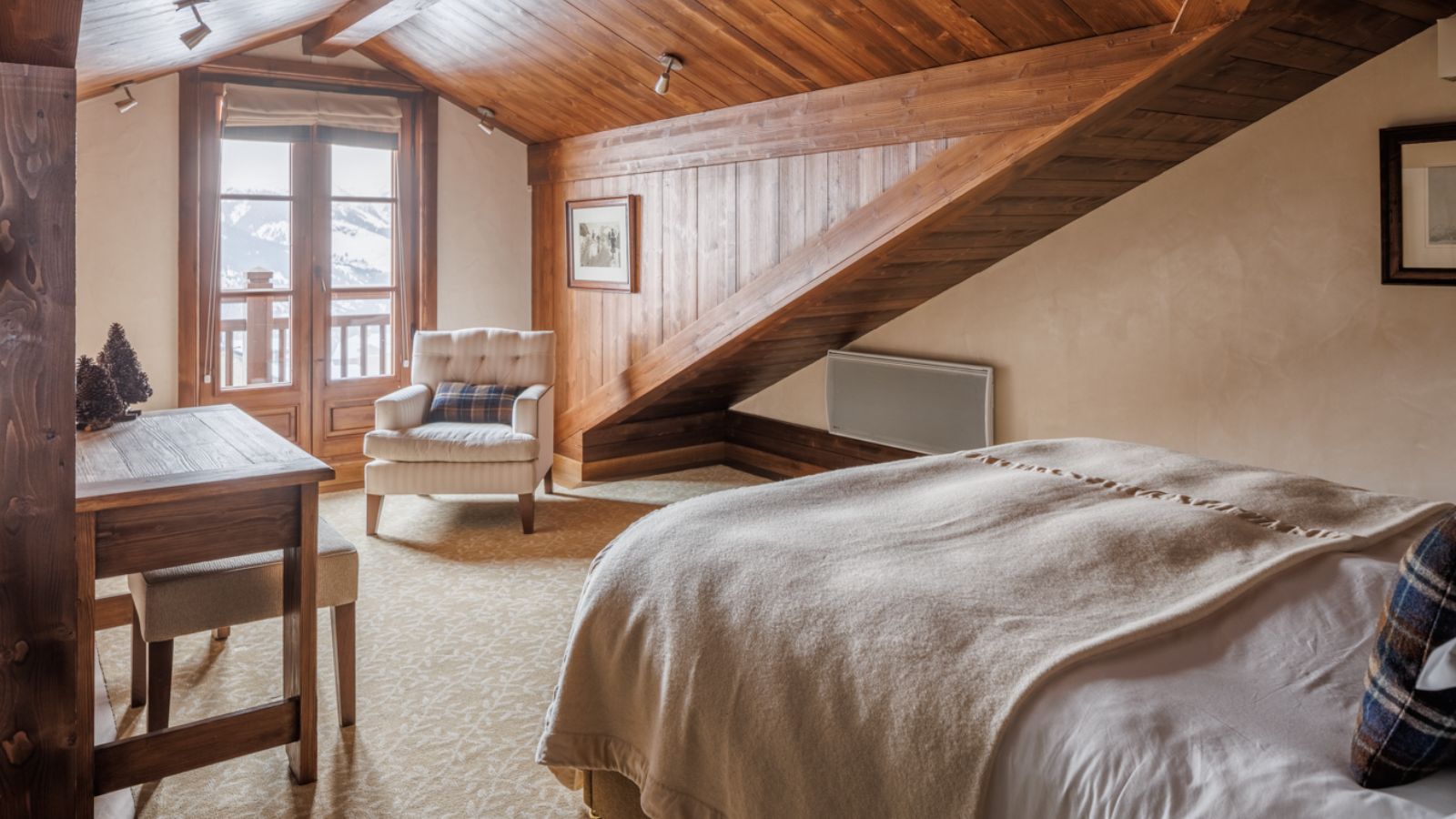 Luxury-Ski-Hotel-Courchevel-1650-Portetta-Loft3-Oxford-Ski-Bedroom (3).jpg